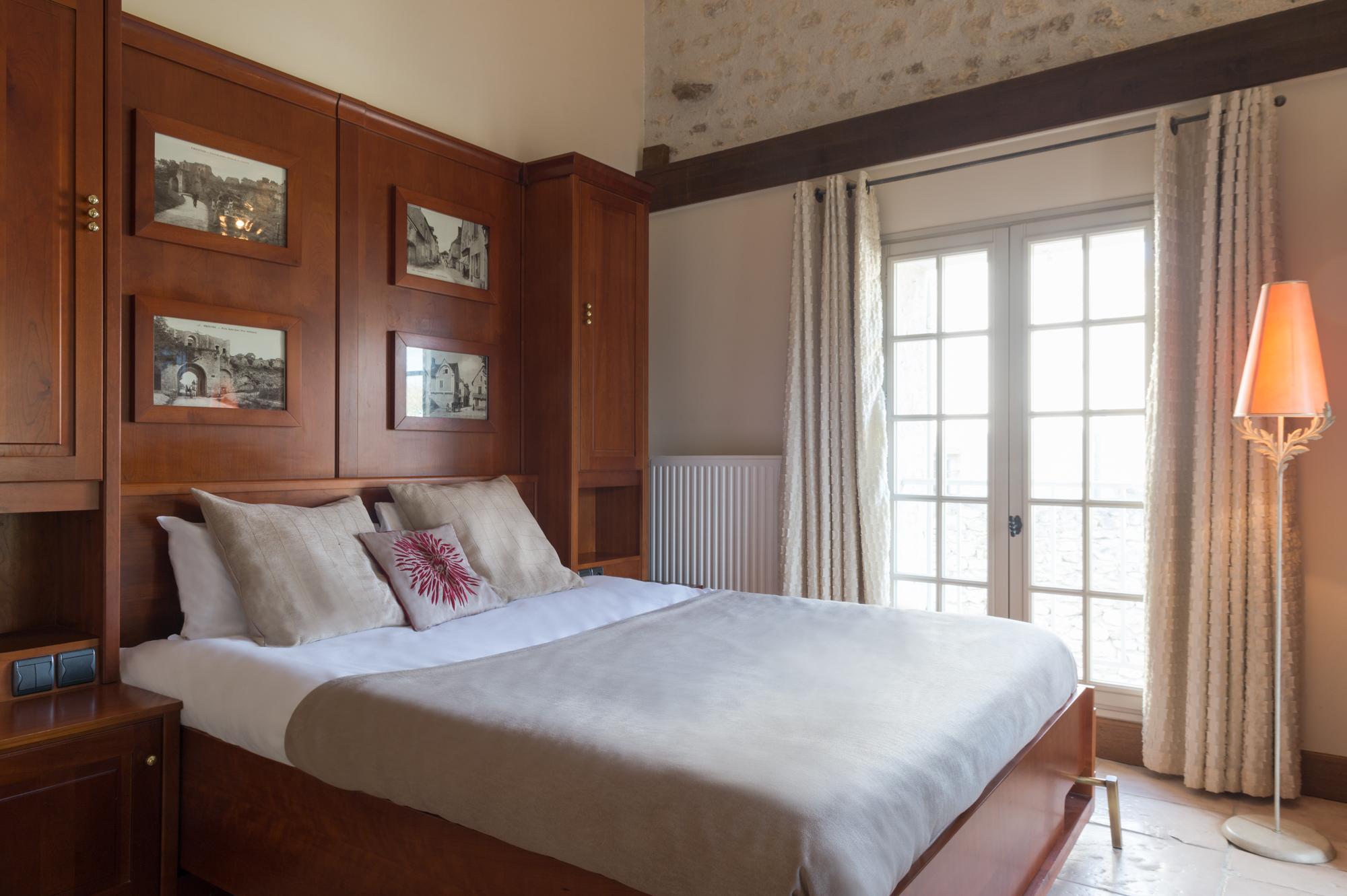 Hotel Aux Vieux Remparts, The Originals Relais Provins Exterior photo