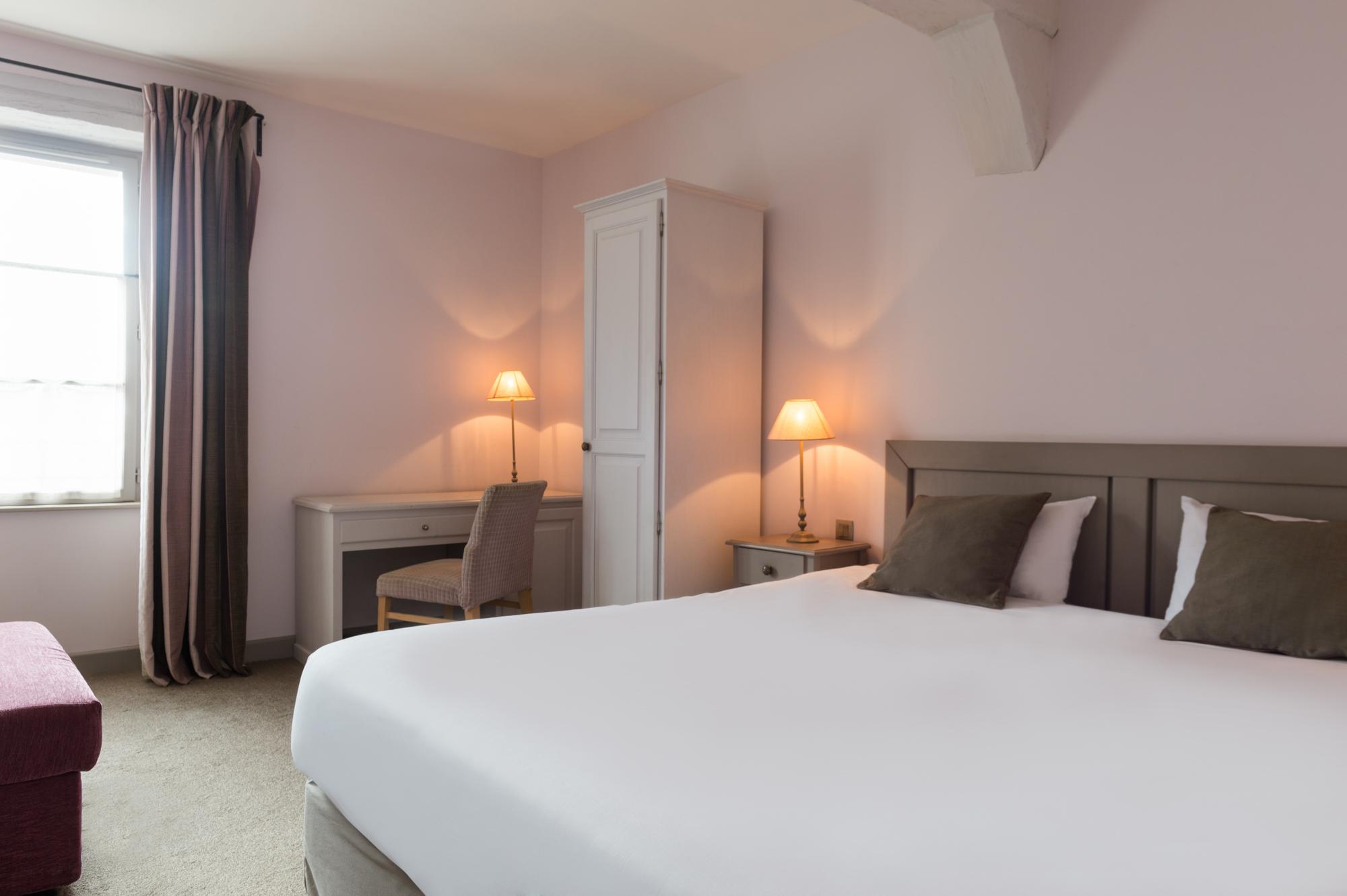 Hotel Aux Vieux Remparts, The Originals Relais Provins Exterior photo