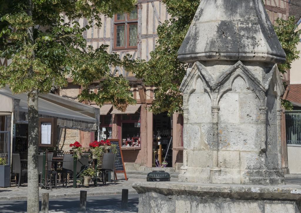 Hotel Aux Vieux Remparts, The Originals Relais Provins Exterior photo