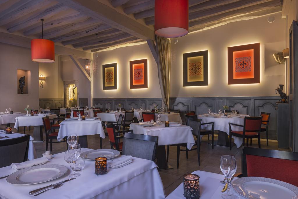 Hotel Aux Vieux Remparts, The Originals Relais Provins Exterior photo