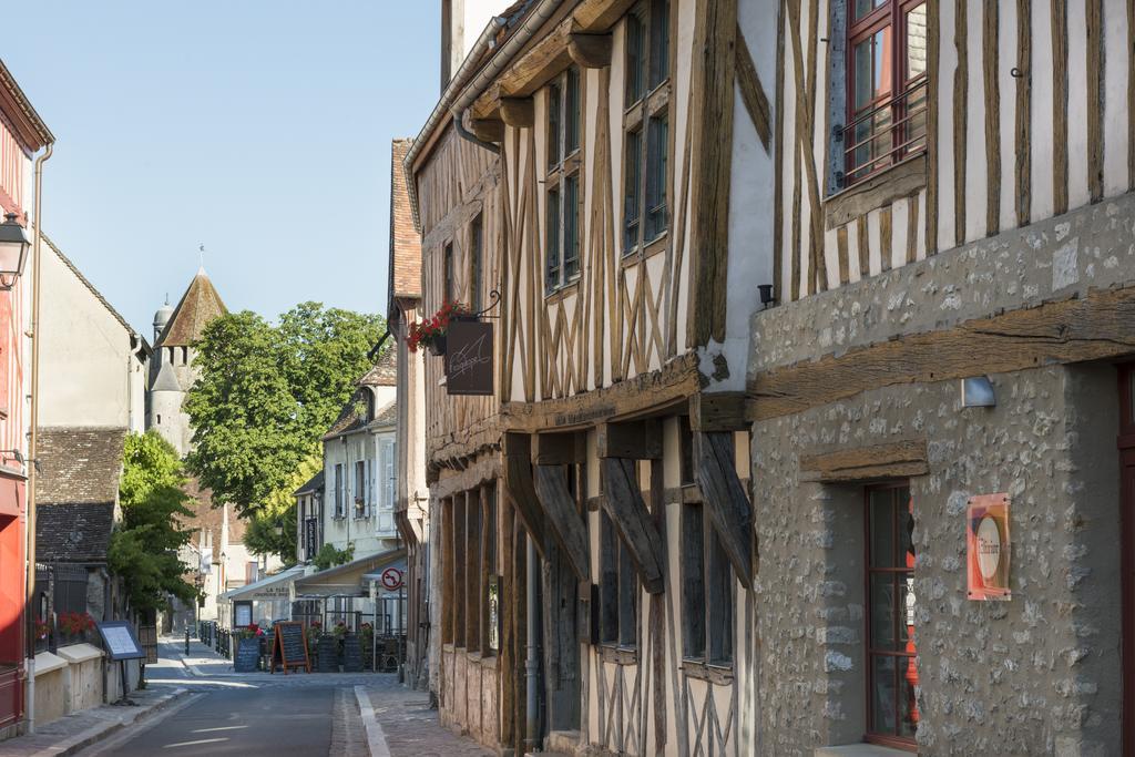 Hotel Aux Vieux Remparts, The Originals Relais Provins Exterior photo