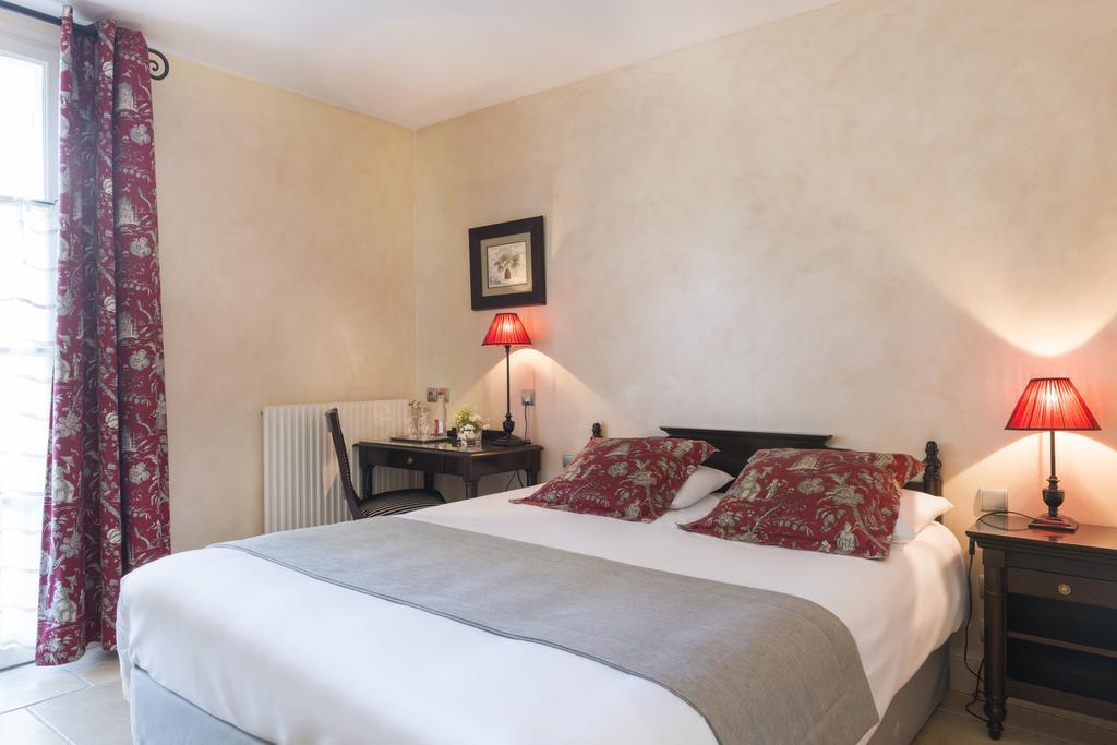 Hotel Aux Vieux Remparts, The Originals Relais Provins Exterior photo